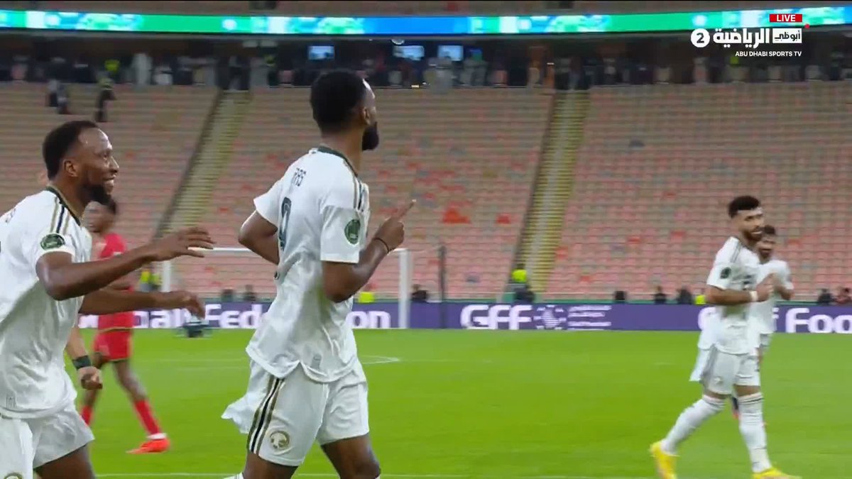 ⚽️ هدف أول للمنتخب السعودي.. فراس البريكان يضع الكرة في الشباك بالكتف، معلناً تقدم الأخضر في بداية المباراة. #السعودية_عمان | #أبوظبي_الرياضية 2️⃣ | #خليجي27