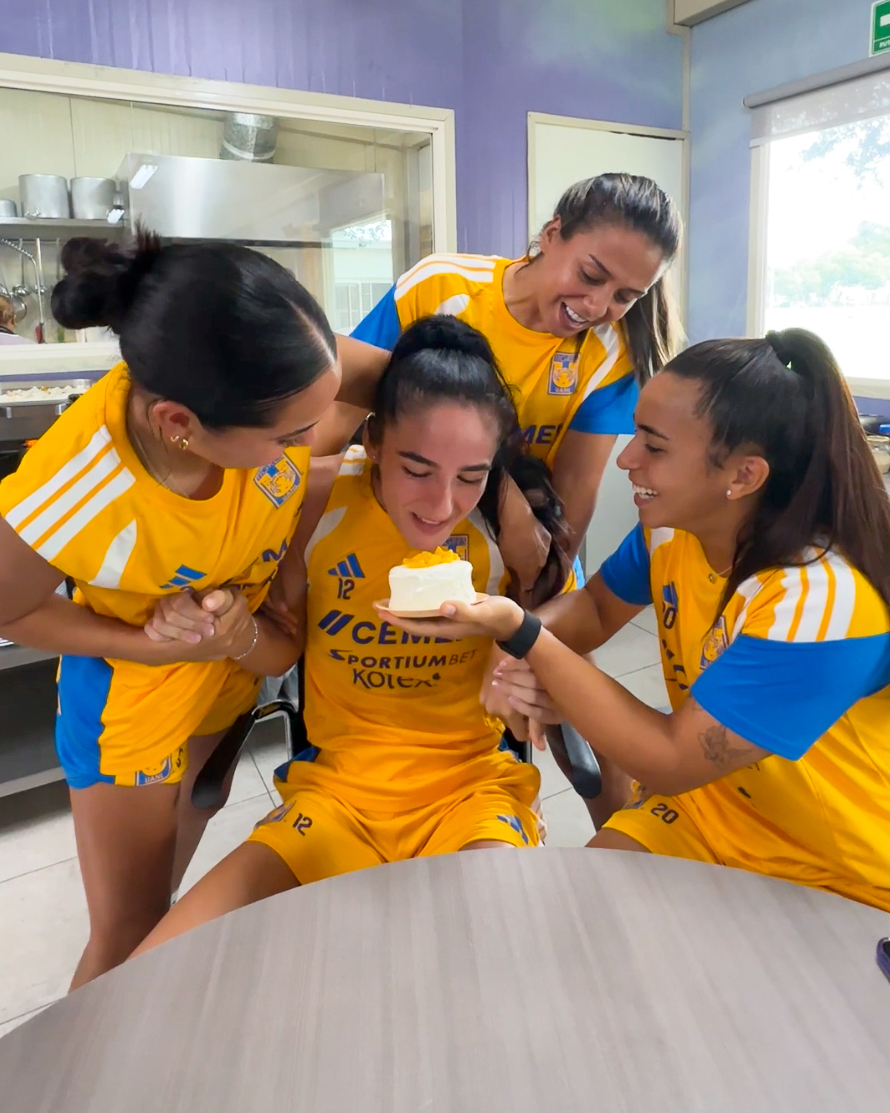 🤣🎂 ¡Mia, María y Mariza se aseguraron de que 'Lady Di' Diana Ordóñez no se escapara del pastelazo!
