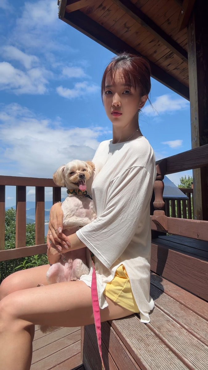 가을인데 등산하니 덥네요 🥵🍂 It’s fall, but hiking still makes me hot! 秋なのに、登山すると暑いですね！ #hiking #puppy #koreangirl