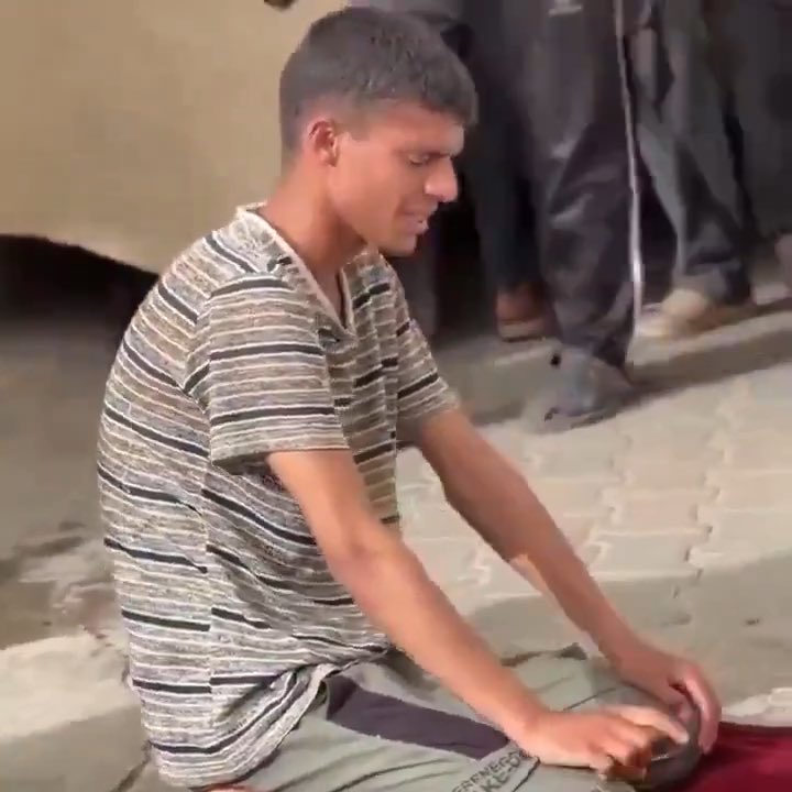 Gazze’de ailesinden 9 kişinin hayatını kaybettiği haberini alan genç adamın yaşadığı acı anlar kameralara yansıdı.