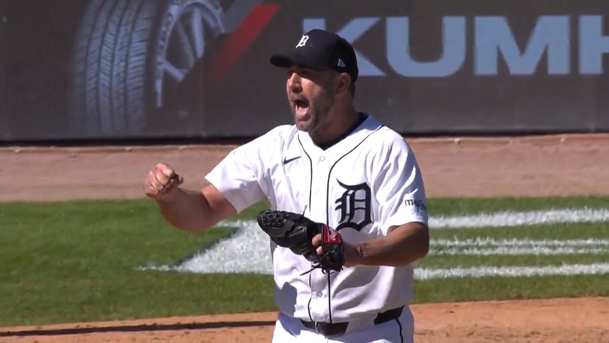 Zach McKinstry throws a perfect strike to get the runner at third and Justin Verlander is HYPED 😤