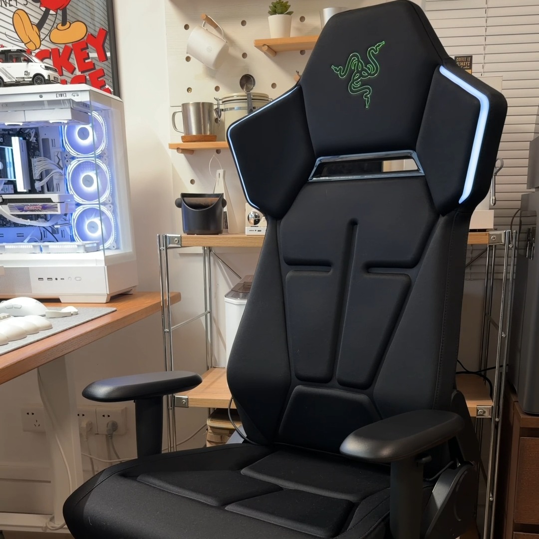 Take your Razer Chroma RGB setup further with the Razer Soma Chroma: Watch penkon33 bring his setup into the action, with the Razer Soma Chroma syncing alongside his Razer Chroma RGB-enabled gear across 300+ integrated games.