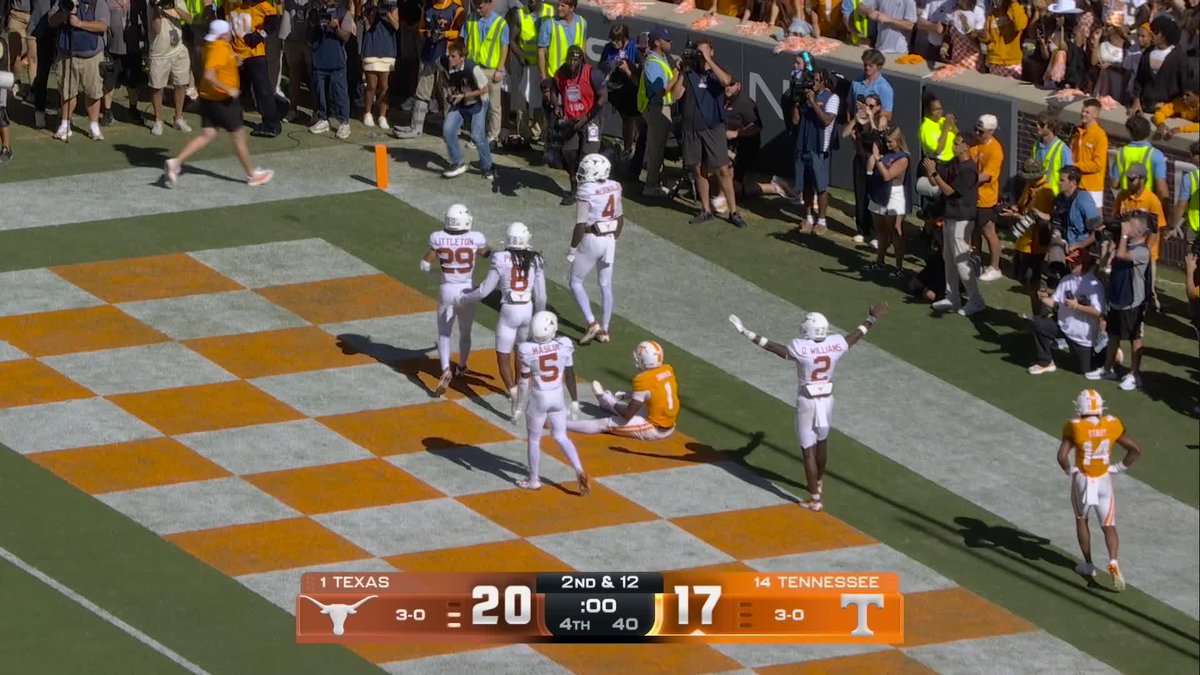 The final play of Texas-Tennessee 😯 No. 1 Longhorns hold on in Knoxville!