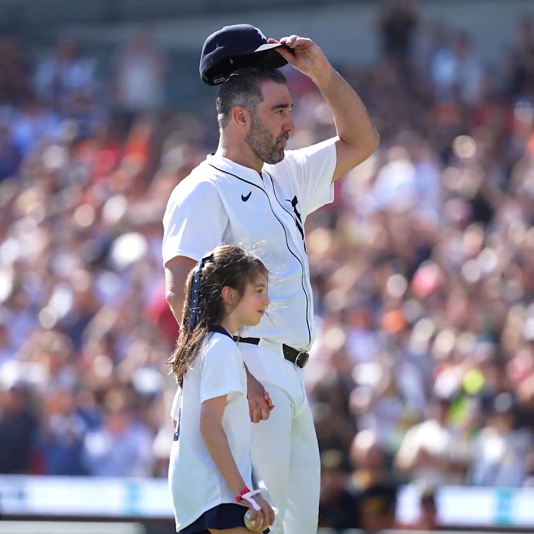 Justin Verlander says goodbye to his teammates And then holds his daughter’s hand as he leaves the mound 🥹