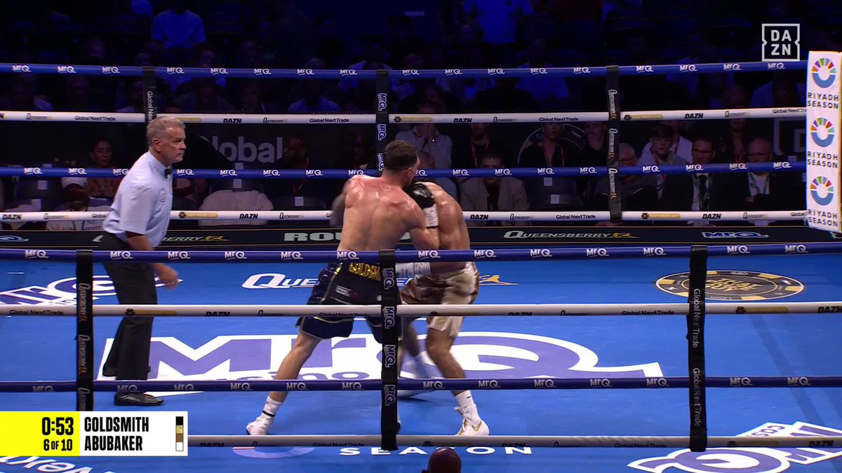 OUT OF NOWHERE! 😱 Abubaker has turned this fight on it's head after a dominant start by Goldsmith 👀 #DaviesCollins | LIVE NOW on DAZN ▪️