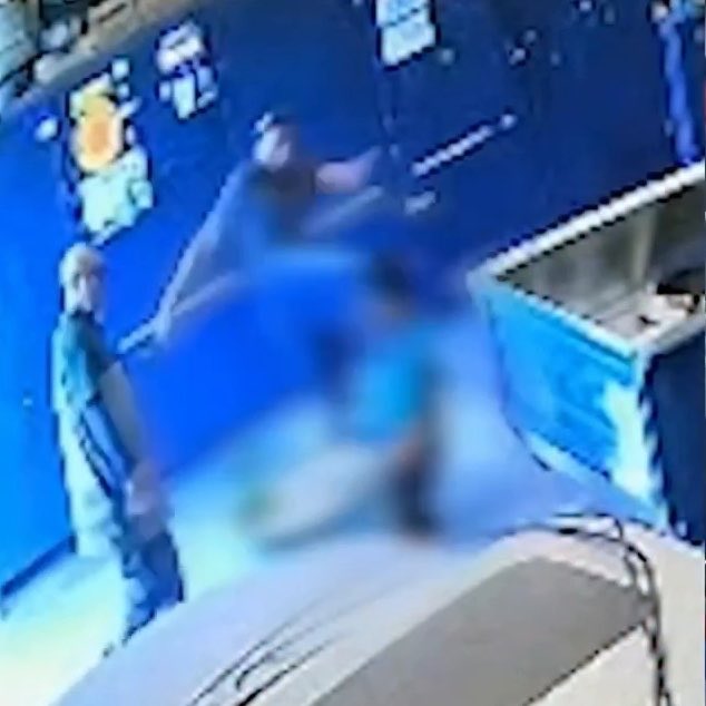 🚨CONTEÚDO SENSÍVEL🚨 A IMPUNIDADE MOVE A BARBÁRIE! O empresário Flávio Cruz Barbosa, de 49 anos, foi assassinado dentro da própria oficina de restauração de carros, no Setor de Oficinas Norte (SOF Norte), em Brasília. O principal “SUSPEITO”, filmado durante toda a ação e preso, é Eduardo Jesus Rodrigues, de 24 anos, que trabalhava no local havia poucos dias. Chutes. 41 facadas. E depois esmagamento da cabeça com uma bateria de carro. Funcionário matou o patrão. E a defesa já pediu um exame de sanidade mental. Quando ele premeditou o crime, estava são, depois, não mais né? O caso é de Quando a vida humana passa a valer tão pouco, algo está profundamente doente na sociedade. A banalização da violência, a sensação de impunidade e motivos cada vez mais fúteis alimentam esse ciclo de barbárie. Não podemos normalizar isso. NUNCA!