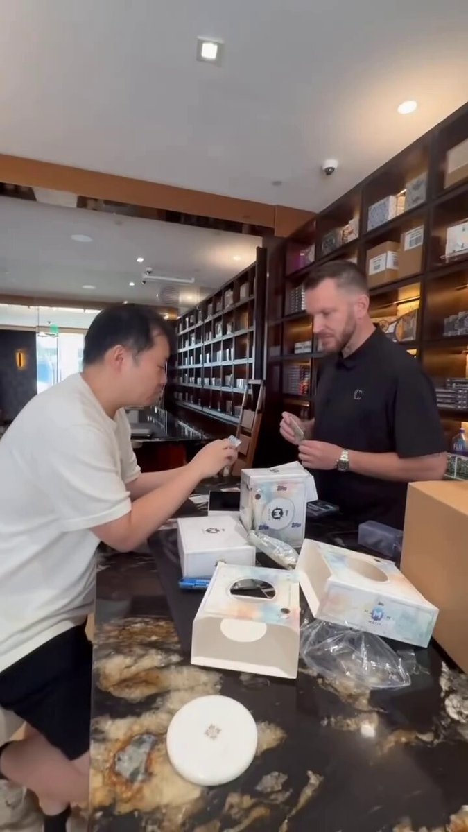 Man loses it after finding rare basketball card 👀🔥 (via Canon Collectibles)