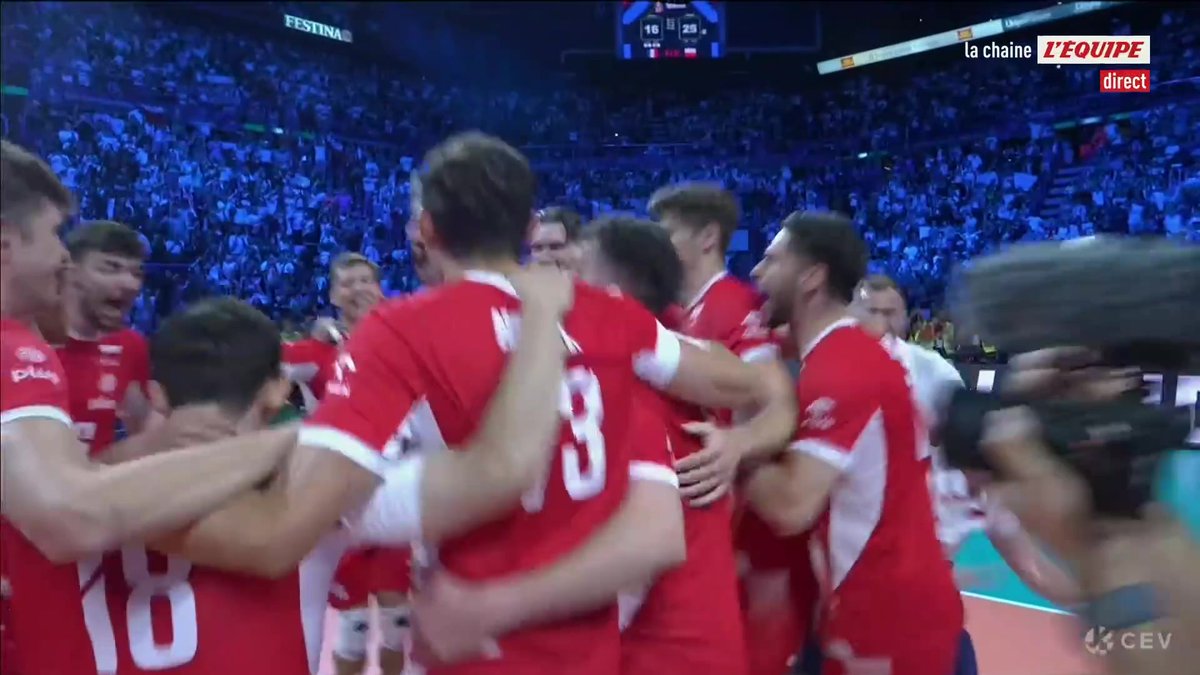 C'est terminé ! La France est battue 3 sets à 1 par la Pologne et ne remporte pas le titre de champion d'Europe #lequipeVOLLEY
