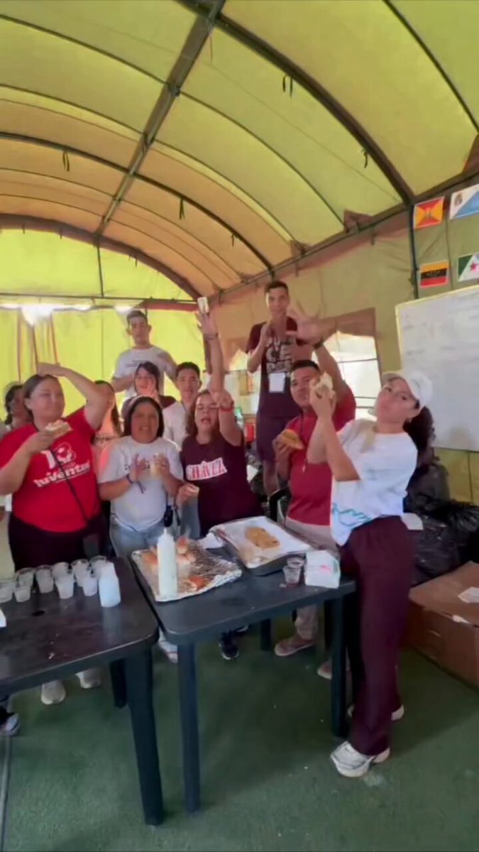 🚨 El chavismo es demasiado tierrúo: una canilla rellena de empanadas. Y lo peor es que esta tipa es diputada… 🤮