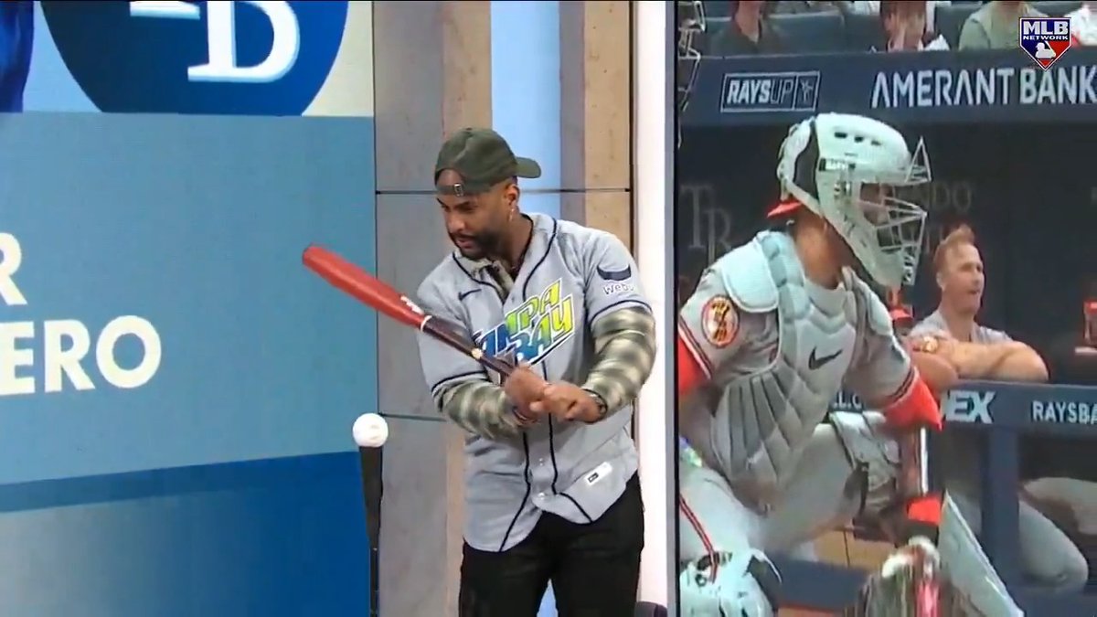 Does Yandy Díaz practice with a tee? “Never.” 😳