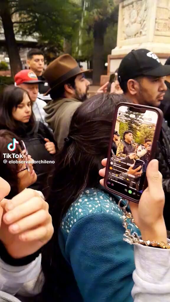 Buena cabros, gran iniciativa ir a marcar territorio a la plaza de armas y no dejar que las putas y proxenetas hagan lo que quieran a la vista del inepto alcalde de Santiago Mario Desbordes Jiménez