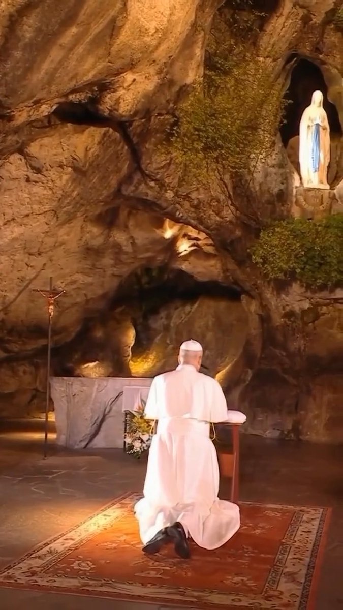 Visita del Papa León XIV a la Gruta de la Virgen de Lourdes, donde se postró en oración ante la imagen de la Inmaculada Concepción y le obsequió una rosa de oro.