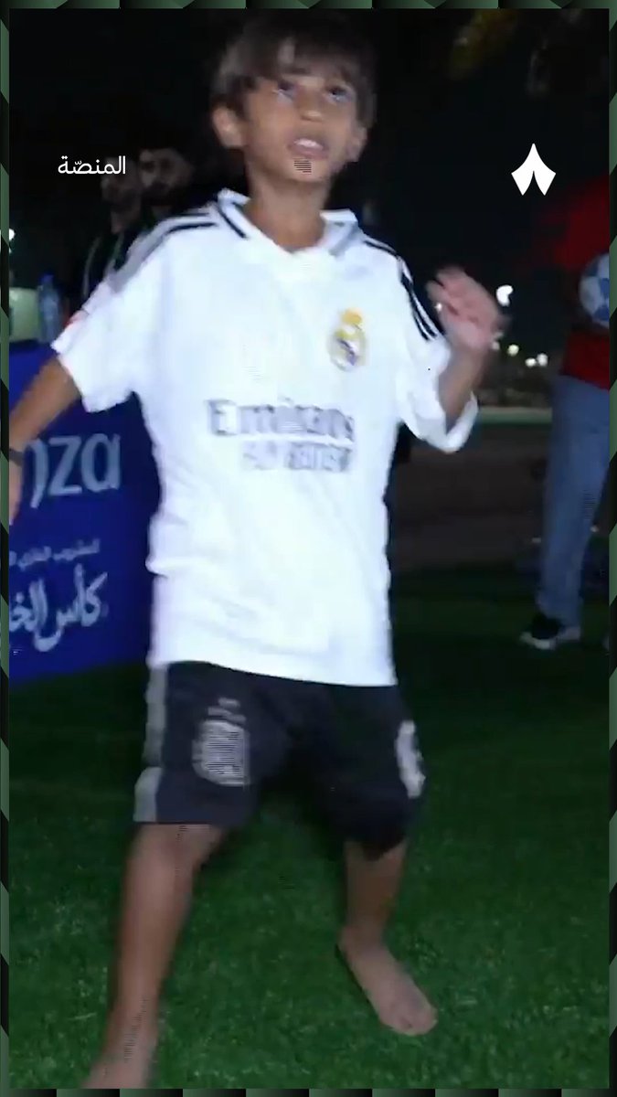 ميسي اليمن يبدع، ويحلم برفع الكأس 🇾🇪🏆 «بإذن الله، بعد 10 سنوات تشوفوني أشيل الكأس. وحلمي أشيل كأسًا واحدًا، سواء كأس الخليج أو أي بطولة.» #برنامج_المنصة