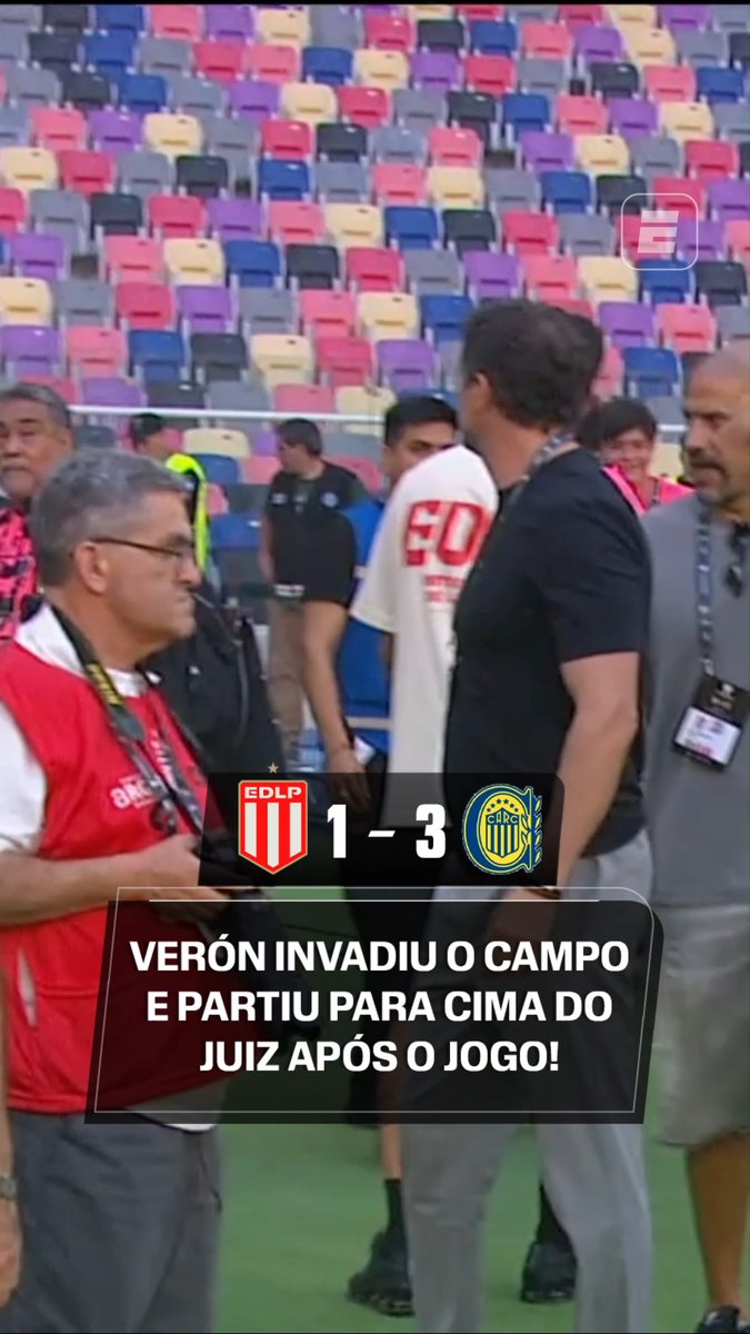 Verón, presidente do Estudiantes, invadiu o campo para protestar contra a arbitragem após a derrota por 3 a 1 para o Rosario Central na Supercopa Internacional. 🎥 ESPN Brasil | SportsCenter Brasil