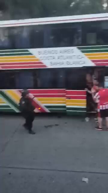 Después del robo en la cancha, el amedrentamiento afuera: policía e infantería contra hinchas de Estudiantes que no provocaron incidentes y solo quieren volver a sus casas. El fútbol de Tapia y Toviggino: llevan una final a Santiago del Estero y ni siquiera garantizan la seguridad de quienes pagan para verla. Con los poderosos, alfombra roja y aplausos. Con el hincha, escudos y palos. La verdadera alevosía es contra el que paga, viaja y sigue estando a pesar de todo. El que sostiene el fútbol que ellos se encargan de arruinar.