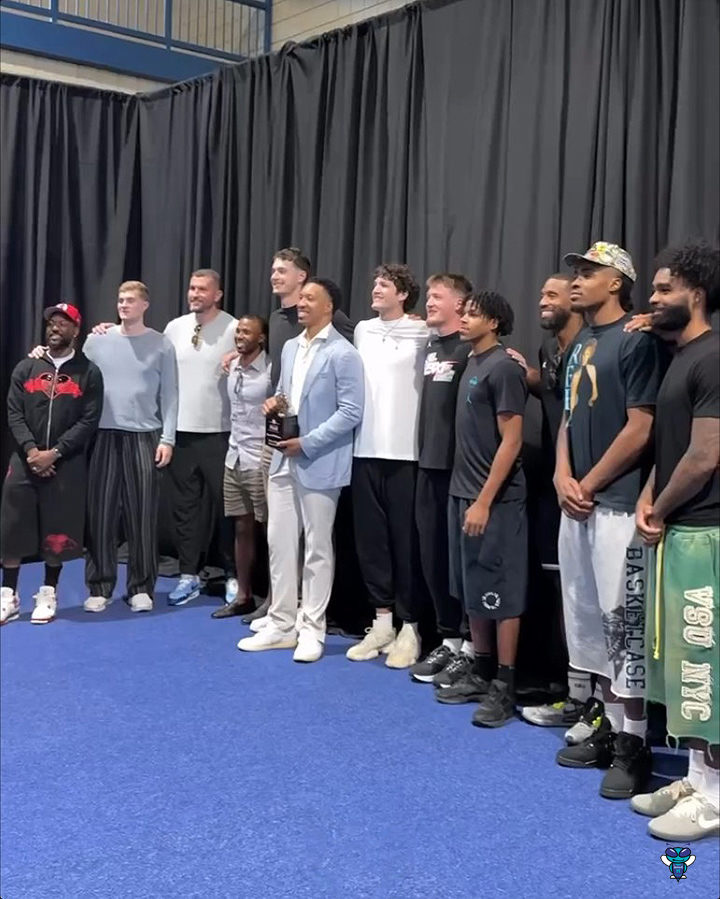 Grant Williams was inducted into the Providence Day Chargers Hall of Fame, and the Charlotte Hornets showed up in force to celebrate with him. 👏 (📹 Charlotte Hornets)