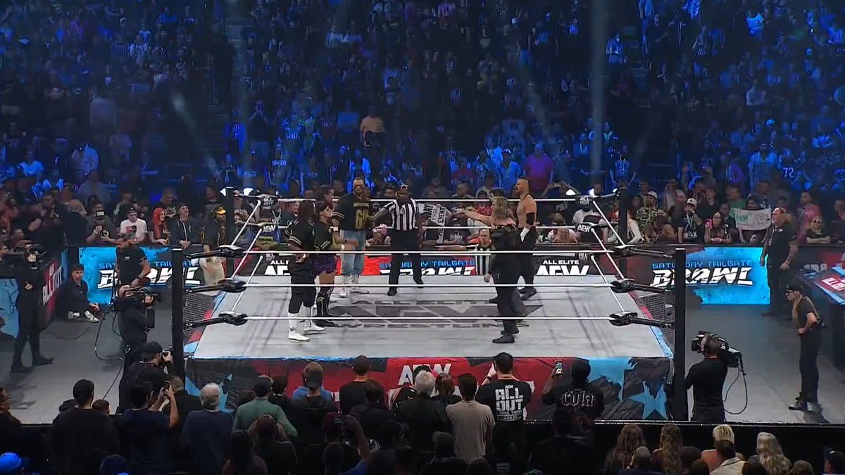 We're starting things off in a 3-point stance! Watch #AEWTailgateBrawl LIVE on TNT &amp; HBO Max
