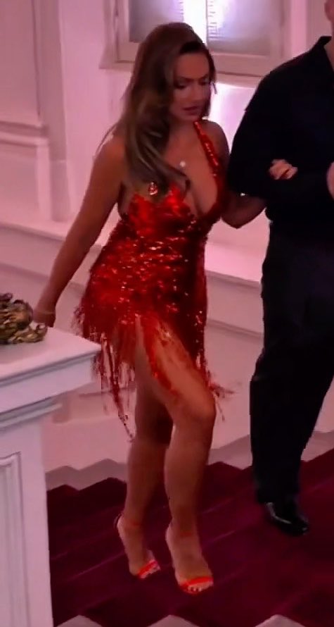 Dünyaca ünlü modacıların 30 kişilik özel yemeğine katılan Hadise, püskül fiyatlarını %200 arttırdı.