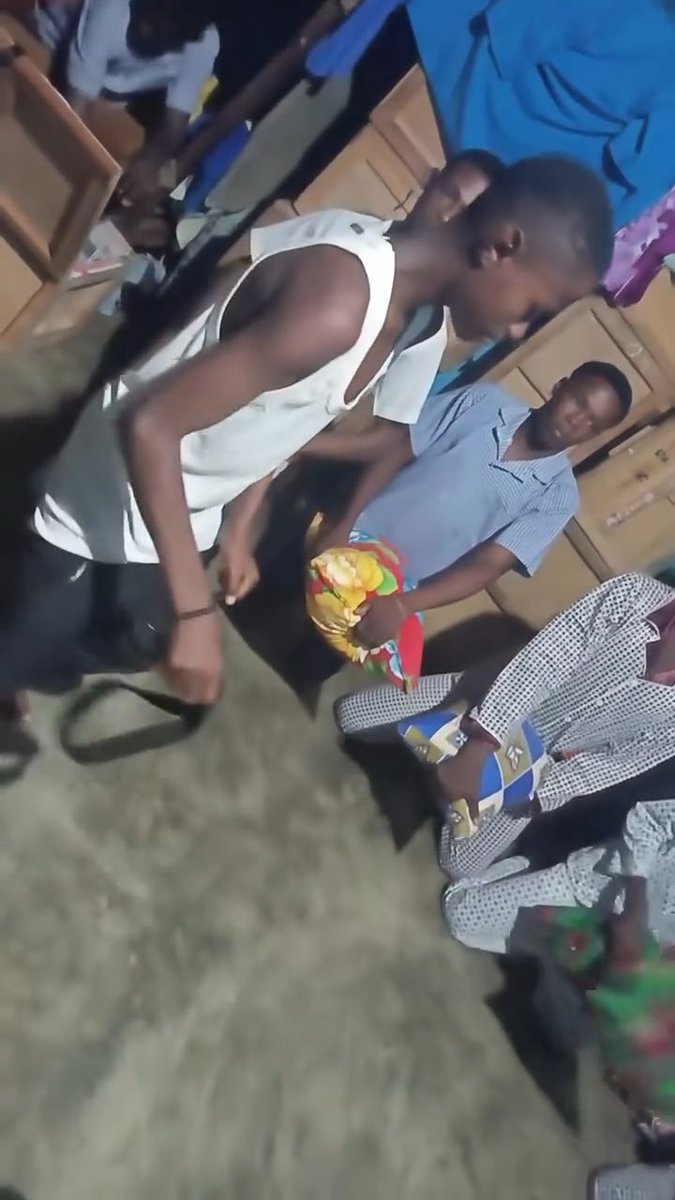The fact that the senior looks like a kid and can’t stand any of the juniors is what’s tearing me. I mean, I get it, school life but why record and share it online. We never did any of that sharing ish back in those days. We even had Facebook! 😂