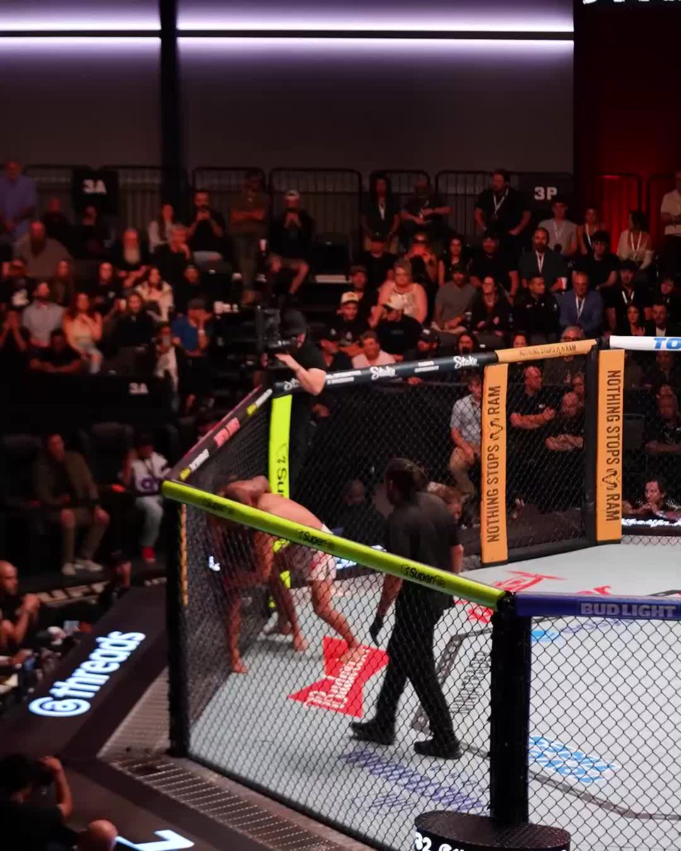 An insane ending! El Niño Problema😈 fights through five rounds for a win at #UFCVegas121