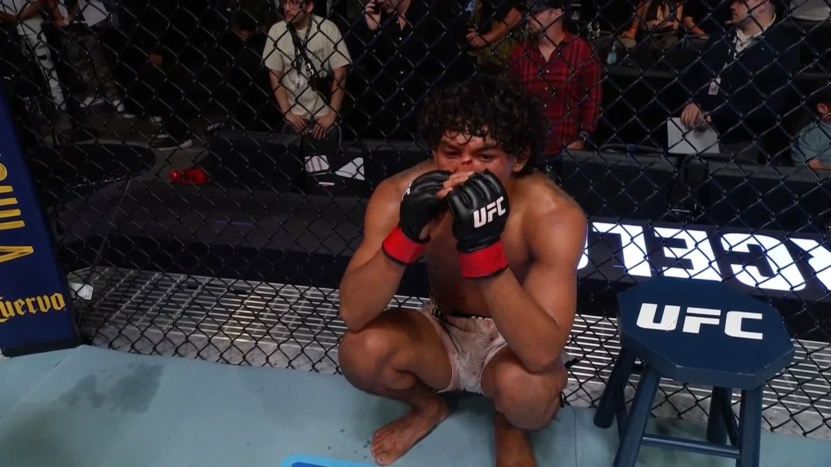 🫣Así salía el peleador brasileño Raoni Barcelos después de una batalla intensa 🫣 Toda la fuerza para él. Recupérate campeón, regresarás más fuerte ‼️ #UFCVegas121 | Ver en vivo por Paramount+ Deportes