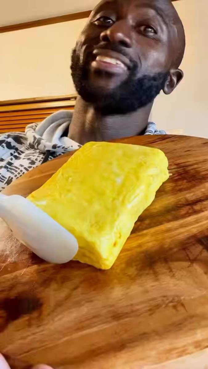 減量まきで食べ物の事ばっかり考えるサムライのだし巻き卵いかがでしょう？ #黒人サムライ #グルメ