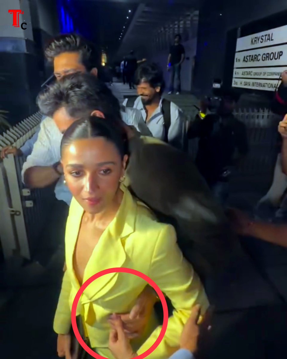 Alia Bhatt 𝗦𝘂𝗱𝗱𝗲𝗻𝗹𝘆 𝗣𝘂𝗹𝗹𝗲𝗱 Ranbir Kapoor’s hand 𝗮𝗿𝗼𝘂𝗻𝗱 𝗵𝗲𝗿 𝘄𝗮𝗶𝘀𝘁 — but why? 😱🔥 The crowd was huge, and Ranbir even got angry at the media, saying, “𝐁𝐚𝐡𝐮𝐭 𝐁𝐨𝐥 𝐑𝐚𝐡𝐚 𝐇𝐚𝐢 𝐓𝐮𝐮𝐮.” 😡 After hugging Vicky Kaushal, Alia wrapped Ranbir’s hand around her waist, seemingly so she could feel protected in the crowd. Ranbir then held her by the waist and escorted her safely to the car. 😍 LOVING HUBBY OF ALIA! ❤️