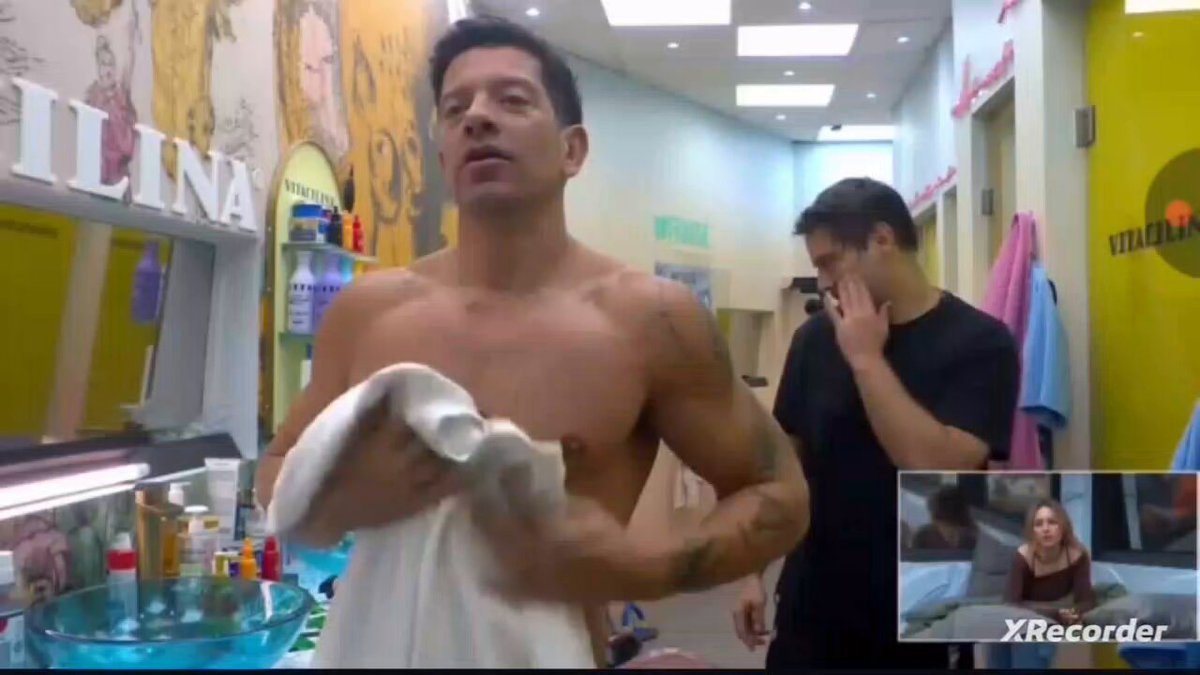 Memo seduciendo a Yahir con sus músculos nuevos... Karina: "Ya están con sus joterías" JAJAAJAJAJAJJAAAAAAJAHAHA #LaCasaDeLosFamososMx