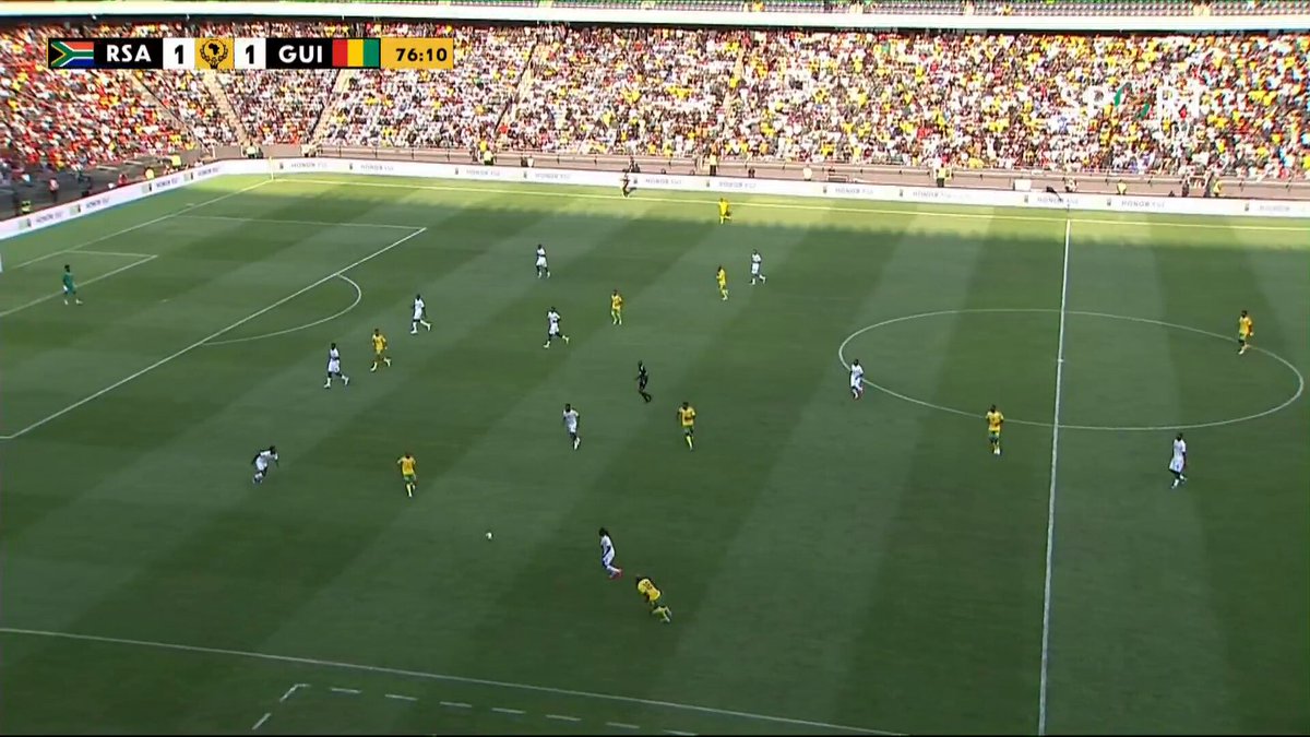 Coach Pitso doesn’t want any of this, Appollis cutting inside and inviting Mbuthuma, Kabini hugging the line and end up in a goal scoring position. He wants Modiba to to cut inside and Appollis to hug the line 😂😂😂 This is why Kabini plays in Europe. Modern fullback.