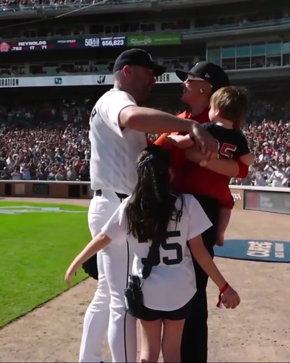 Justin Verlander se despidió entre lágrimas al dejar por última vez un montículo de las Grandes Ligas. 🥹 Su hermosa familia lo acompañó en la última apertura de su carrera de 21 años.