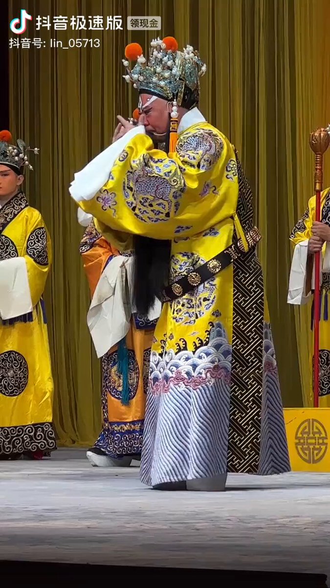 郭德纲封神一期。 虽然郭德纲绝大多数京剧都非常差劲，唯独这段市面上早就绝迹的红生戏《斩黄袍》，郭德纲简直太绝了，跟李宗义一模一样，非常传神。 可惜只能听前四句，从第五句开始又纯狗食了起来。 不过哪怕只有这四句，也足够好了。