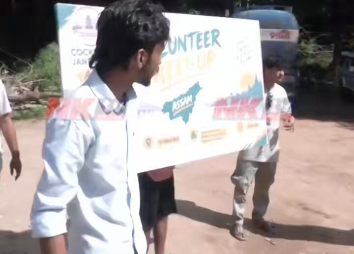 Five baby cockroaches came with some chapri banners for a cheap CJP volunteer meet up at a parking place just opposite to Assam Secretariat, Guwahati which is not a designated meeting zone. Assam Police very gently took them in bus to save them from the scorching heat of Guwahati 😂.