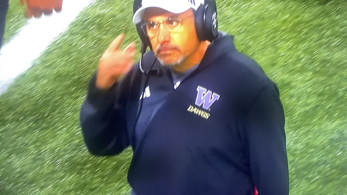 Jedd Fisch adding his name to all-time most moronic clock management coaching moments ever. He calls for subs and huddle and let the clock go all the way to the 2 minute warning/timeout, with 1 timeout left down 10. Unreal. Wasting Demond Williams again 🤦🏾♂️🤣 🎥 Andrew Jerell Jones, Luke 1:37 (BlueSky too now)
