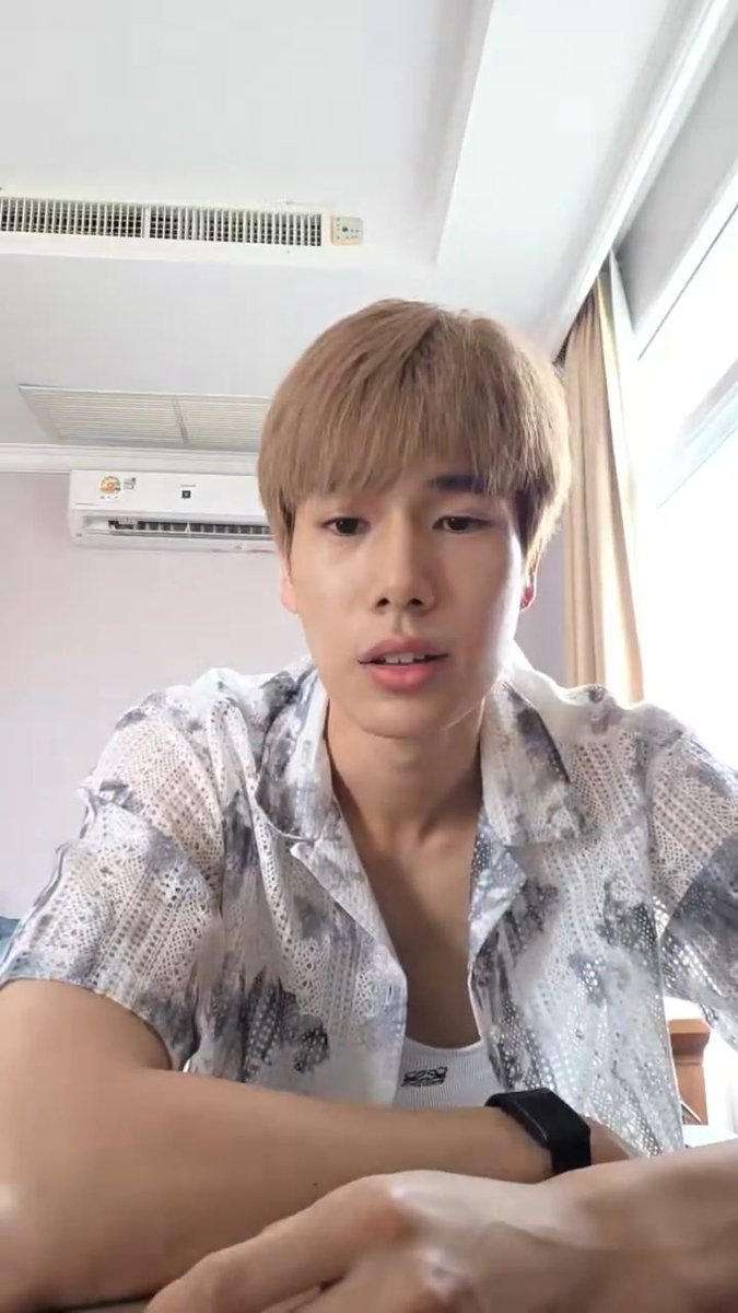 [27/09/2026] Full IG Live Phuwin Tangsakyuen Intinya: • Phuwin menyampaikan dukungan buat semua yang terdampak banjir. 🙏🏻 • Alasan Phuwin clarify soal work post ini karena nggak mau ada masalah sama pertemanannya dengan Dunk. Phuwin bilang ini work post, yang foto, caption, hashtag, dll semuanya sudah di-screen dan ditentuin oleh tim. Phuwin pilih foto dari yang sudah di-approved itu, foto yang Phuwin lagi sendiri dari preview, tapi nggak sadar kalau ada yang di-crop. • Phuwin nggak mau fansnya sampai fanwar atau nyerang teman-temannya gara-gara ini. Kalau dia sendiri yang kena hate, nggak apa-apa, tapi fansnya jangan ikut fanwar. Phuwin tahu dan menenangkan fans bahwa nggak masalah kalau dia dibilang “liar” atau “unprofessional” karena ini. Yang penting jangan fanwar. • Phuwin bilang dia nggak punya posisi buat ngomong apa-apa ke fans lain, tapi khusus buat fansnya: kalau ada fanwar, just let it be / jangan di-engage. • Terakhir, Phuwin juga bilang dia nggak ada niat disrespect temannya — itu loud and clear. • Phuwin juga ngingetin kalau mereka semua temenan, termasuk dia dan Dunk. #phuwintang