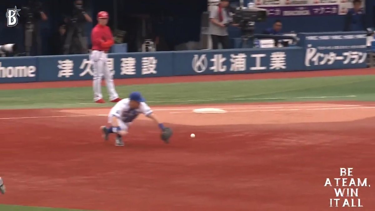 一二塁間を抜けそうな強い当たりにファースト #筒香嘉智 選手が飛び込んでおさえ、駆け込んできた #片山皓心 選手にトス✋ ホームランの次は守備で #片山皓心 選手を盛り立てる!💪 7回表 DB 2 - 2 C #限界のその先へ #baystars