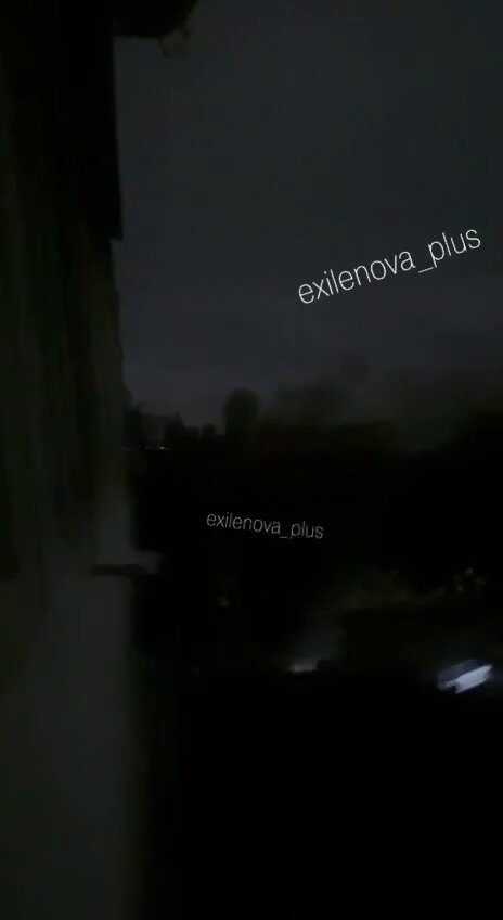 Buenos días. Fuente rusa (Zovpobedy); contraataque ucraniano en Komar: Komar. Información de primera mano. El enemigo ha entrado en las afueras de la localidad, se están produciendo combates, y prácticamente toda la localidad se encuentra en la zona de conflicto. Además el enemigo ha tomado Perebudova. Al norte el enemigo ha capturado las localidades de Zirka y Yalta y ha avanzado en las afueras de Zaporzhye (no la gran ciudad). El enemigo tiene gran cantidad de drones de diferente tipos; desde drones de primera persona (FPV) hasta drones de ala fija, y están utilizando los drones los drones FPV en gran número. Además el enemigo está utilizando activamente drones para atacar la localidad de Velikaya Novoselka (Velyka Novosilka). Ver mapa (ruso). Detenida la producción de la planta de Ilsky; daños en 3 de sus 6 unidades de procesamiento primario de petróleo (AT-4, AT-5 y AT-6, que representan el 99% del procesamiento primario de la planta) y en su parque de tanques. Vídeo. Explosiones en Lugansk ocupado (vídeo de Exilenova), las fuentes rusas hablan de ataques masivos de drones en Voronezh y Rostov. La UE despierta y planea aumentar el número de satélites civiles de aproximadamente 70 a 630, y los militares de 20 a cerca de 300, antes de 2034. A ver si no llegan antes los demagogos de los extremos pro-rusos . Ni tal mal. Ucrania prevalece, por supuesto.