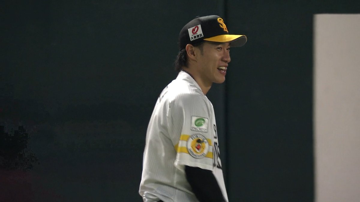 これが16年目ベテランの技だ🤩 #柳田悠岐 フェンス直撃の打球を上手く捌き、強肩生かしたストライク送球🫵 ツーベースの当たりを単打で抑え込む👏 球場の特性を理解した完璧なクッション処理💯 #sbhawks #ベースボールLIVE で配信中[初月無料]