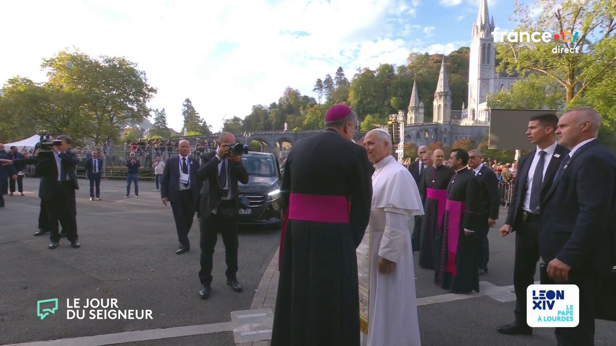 🔴 À Lourdes, le pape Léon XIV s'est recueilli devant une photographie de "l'enfant qui pleure", une œuvre symbolisant les souffrances subies par les victimes de violences sexuelles au sein de l'Église, installée depuis 2021. #canal16