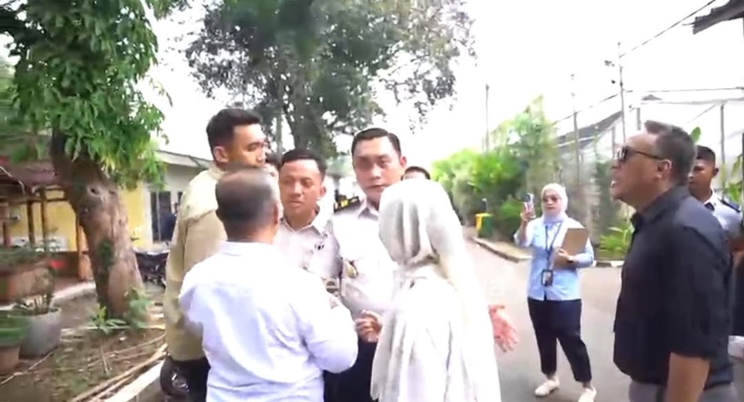 PART DIMANA PEGAWAI LAPAS CIBINONG KETAR-KETIR 🫣 bu syafrida: itu apa? disitu apa? pegawai lapas: mess ibu bu syafrida: mess juga? karyawan? benar? … pak fikri: yang diujung apa ini? itu apa? udah diaudit? bu syafrida: belum pak petugas lapas: 😳😰😶🌫️ *salfok tuh sama yang berusaha membawa pak heru biar ga belok kanan ngeliat mess mewah 🤭 #LapasCibinong #Ombudsman Ombudsman RI