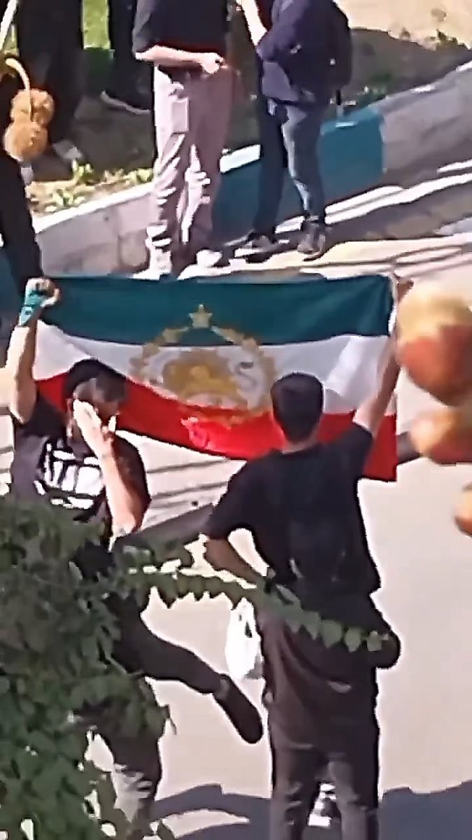 وقتی دیدین تو یه کشوری، فقط چند هفته بعد از یه قتلعام وحشیانه، دانشجوها تو دانشگاهها پرچم واقعیشون رو بالا بردن و دوباره شعار «جاوید شاه» سر دادن، بدونین با شجاعترین ملت تاریخ طرفین؛ ملتی که حتی اگه تمام دنیا روبهروش بایسته، نمیتونین شکستش بدین. #جاویدشاه