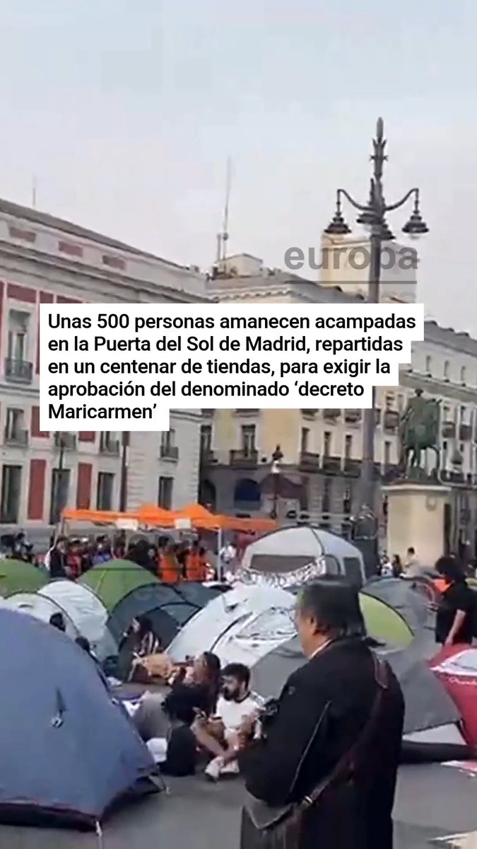 Unas 500 personas amanecen acampadas en la Puerta del Sol de Madrid, repartidas en un centenar de tiendas, para exigir la aprobación del denominado ‘decreto Maricarmen’