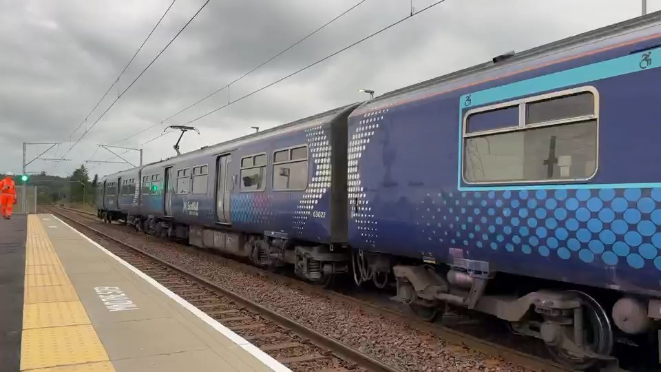 And they’re off 🚆 The first passenger service has now called at Balgray Station, marking the start of a new chapter for the community.