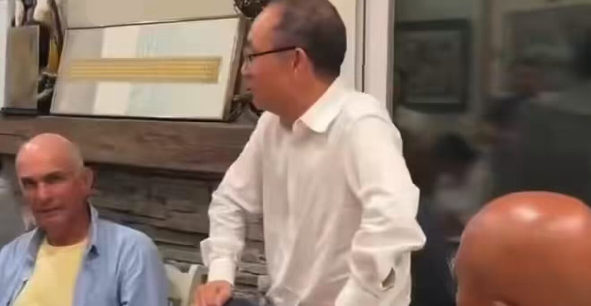 突发：潘石屹首谈任志强被抓事件。在美国私人场合，潘石屹明知有很多人录像，还是披露了他为何呆在美国不回国的原因。这个视频也许是潘石屹授权发布，否则后面的内容不会被剪辑。潘石屹最大的两个贵人，一是他老婆张欣，背景非常惊人；另一个就是任志强，是他的亲密战友。潘石屹最大的优点就是听劝，区别于大部分西北老板，反面教材则是贾国龙。2017年5月，郭文贵集中攻击和抨击潘石屹涨欣夫妇和任志强，如今郭文贵在美国获刑30年。