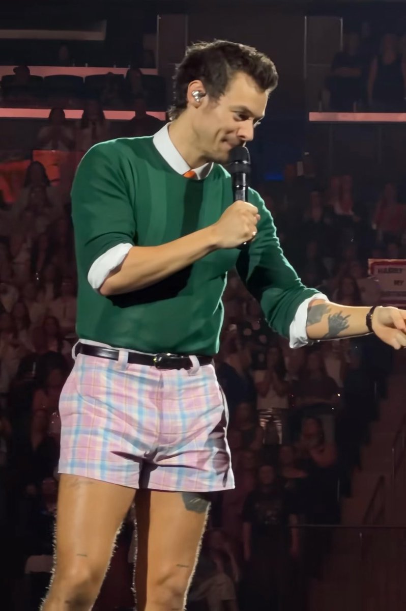 “You get into it quick you lot don’t you! He’s a bum she says! What happened? He’s just a bum, alright. What is his name? Garrett. Garrett…got fuckboy written all over it hasn’t it really?” - Harry on stage at Madison Square Garden in NYC, September 26 (via billboard)