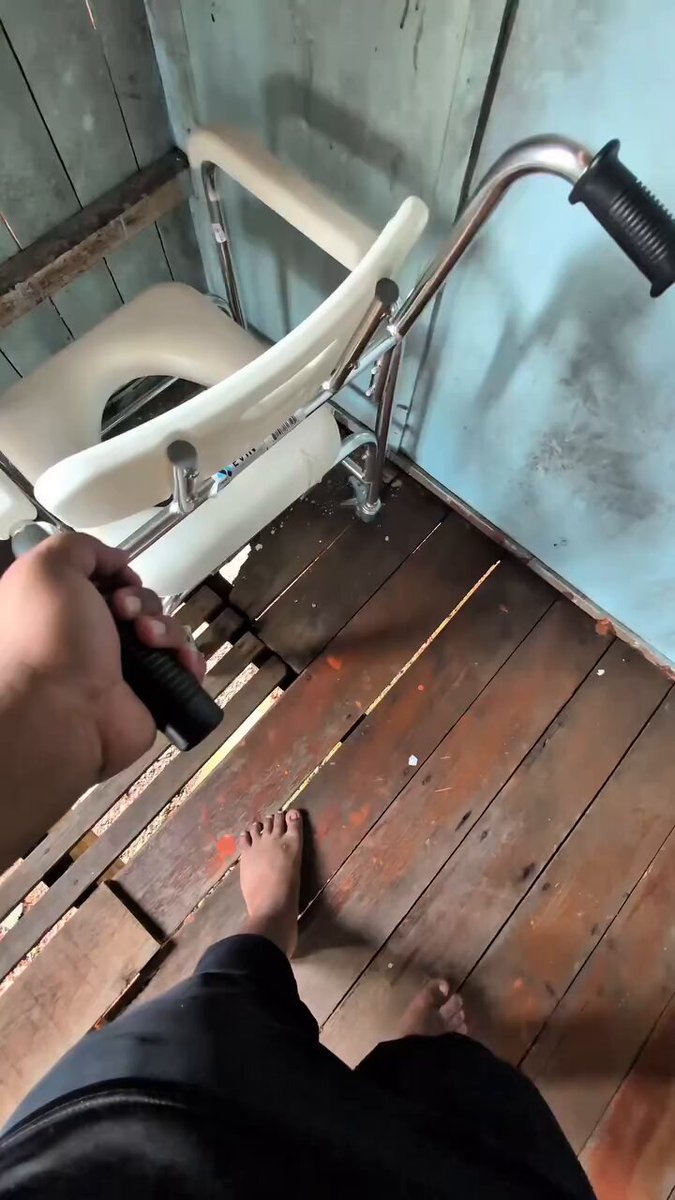 Kenapa anak-anak didesa kebanyakan lebih aware bahkan totalitas dalam merawat ayah/ibunya yg lumpuh karna stroke. Bahkan ada yg rela resign kerjaan demi merawat orang tuanya yg sakit. Pernah beberapa kali dapat panggilan ke desa, untuk menggantikan kateter urine dan selang NGT. Aku kadang ketika pulang suka sedih mikir "jika diposisi ini tapi aku belum siap,betapa dosanya aku" 😭