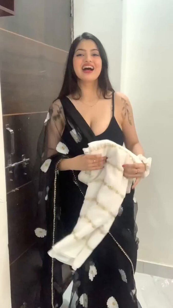 Obsessed with her saree. Thinking of trying this out myself!💅🤌