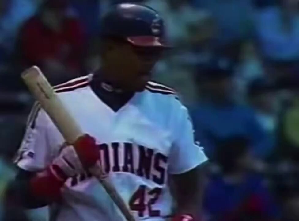¿Se acuerdan de cuando el "Café" Martínez la sacó... de cabecita? 🤣 En 1993, el venezolano Carlos Martínez conectó un fly que parecía dominado, pero rebotó en la cabeza de José Canseco y ¡terminó en JONRÓN! El verdadero "béisbol con estilo" ⚾💥 #MLB #RetroBaseball Cafe jr