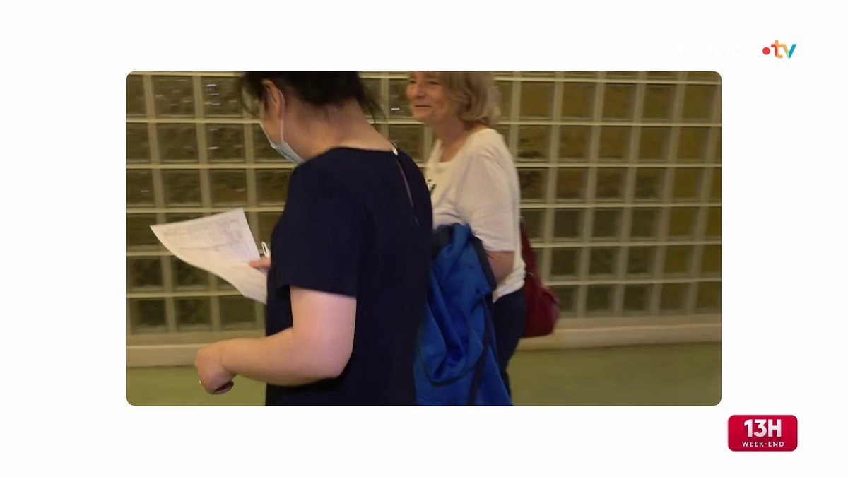 🔴 Le Covid qui fait son retour dans les foyers français. SOS Médecins a enregistré une hausse de 76% des consultations en une semaine. Une augmentation observée également aux urgences. Les gestes barrières sont donc à nouveau les bienvenus. #JT13H