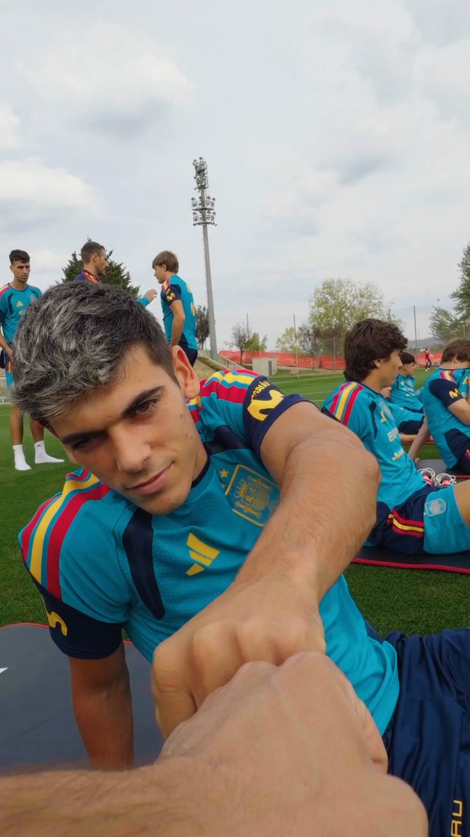 🎨 Un poquito de color al entrenamiento, ¿no? #U21EURO | #NuestraBase