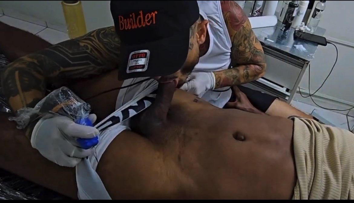Cliente vino a tatuarse cerquita de la verga y desde el principio se puso duro. Al final confesó que no tenía dinero y preguntó si podía pagar de otra manera. Ahí su boca saldó la deuda 💸😈🔥 Full video🎥👇🏾